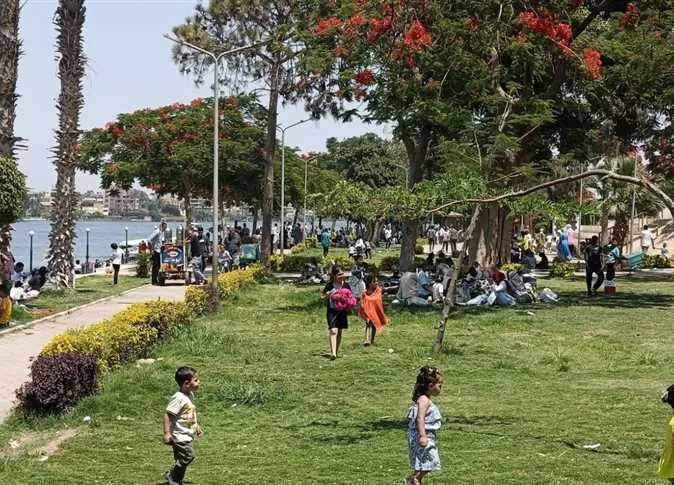 ازدحام شديد في حدائق القناطر الخيرية خلال اليوم الثالث من عيد الأضحى في القليوبية ازدحام شديد في حدائق القناطر الخيرية خلال اليوم الثالث من عيد الأضحى في القليوبية