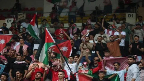 مباراة النشامى والعراق في الأردن: الأولويات السياسية والأمنية تسبق الرياضية وسط مخاوف من تعليقات طائفية، وتدابير أمنية مشددة لمباراة رمزية مع دعم للشعب الفلسطيني مباراة النشامى والعراق في الأردن: الأولويات السياسية والأمنية تسبق الرياضية وسط مخاوف من تعليقات طائفية، وتدابير أمنية مشددة لمباراة رمزية مع دعم للشعب الفلسطيني