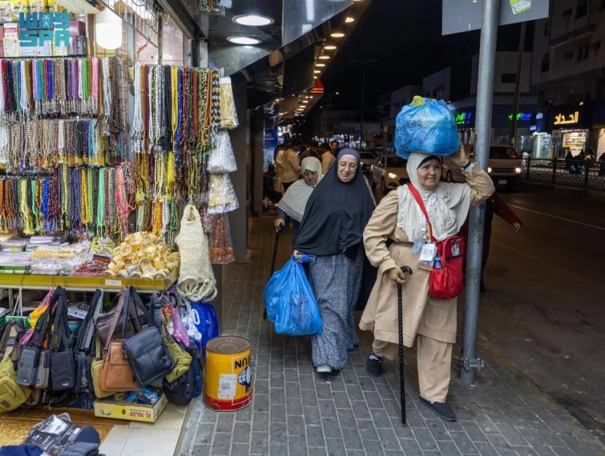 هدايا الحجاج: تقليد بعد تأدية مناسك الحج يعكس الروحانية والصلات الاجتماعية هدايا الحجاج: تقليد بعد تأدية مناسك الحج يعكس الروحانية والصلات الاجتماعية