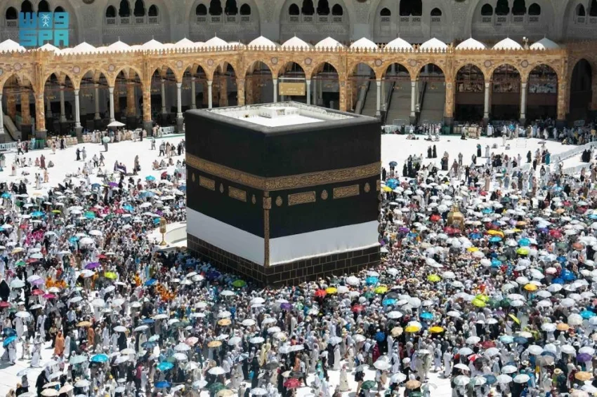 الحجاج المستعجلون يقومون بطواف الوداع بسهولة وراحة بال
