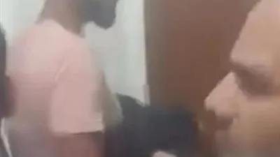 حديث الهاتف يثير الجدل على وسائل التواصل الاجتماعي بعد وفاة امرأة تخلى عنها طبيب الإسعاف. حديث الهاتف يثير الجدل على وسائل التواصل الاجتماعي بعد وفاة امرأة تخلى عنها طبيب الإسعاف.