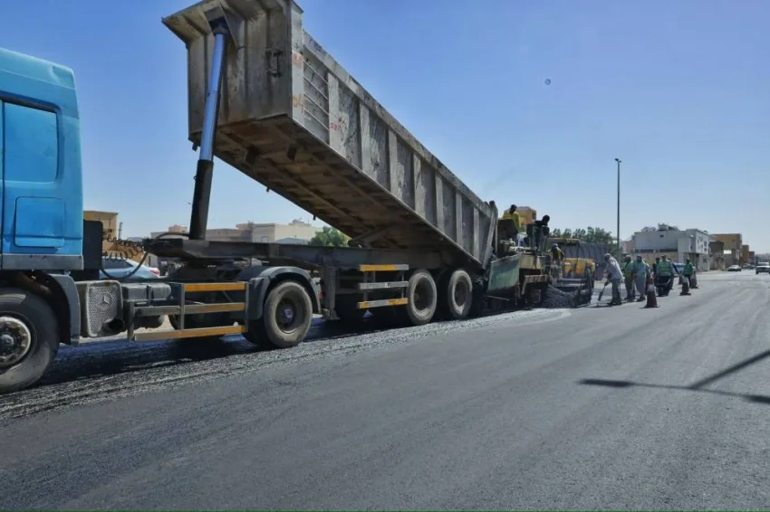 حفر الباطن تتابع تنفيذ أعمال الرصف في إطار تعزيز البنية التحتية حفر الباطن تتابع تنفيذ أعمال الرصف في إطار تعزيز البنية التحتية