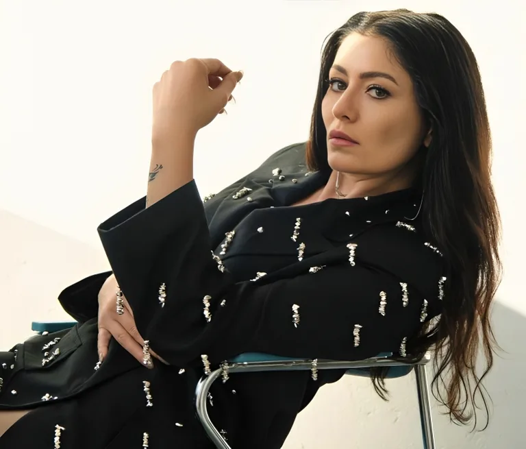 مسلسل «الخفقان» يعيد دنيز شاكر إلى الشاشة بعد فترة من الغياب.