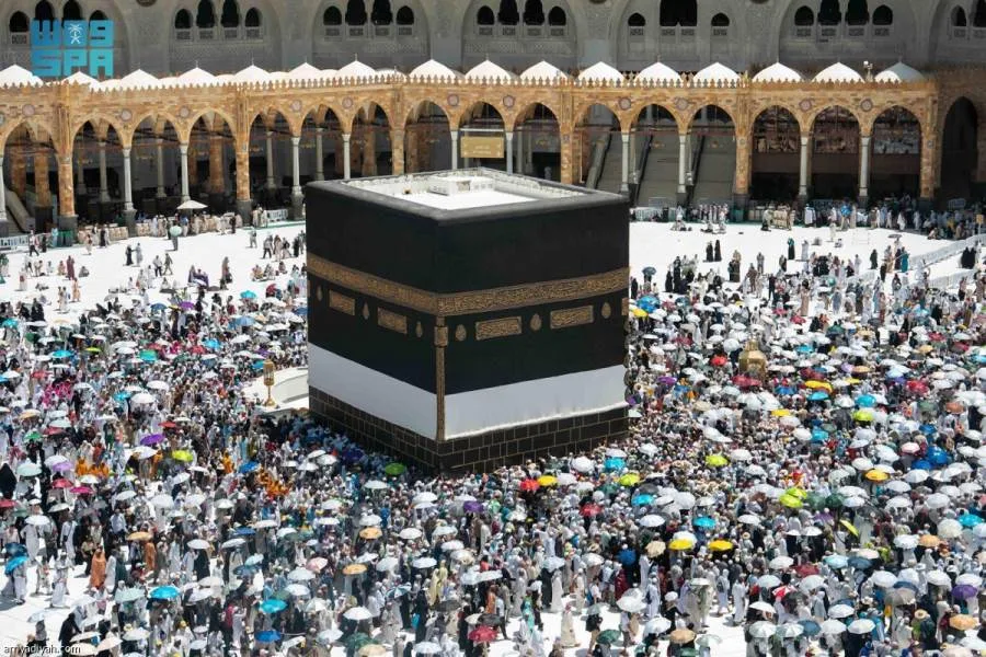 الحجاج السريعين يقومون بأداء طواف الوداع الحجاج السريعين يقومون بأداء طواف الوداع