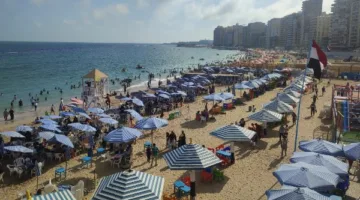 العيد سعادة: شاطئ سيدي بشر في الإسكندرية يمتلئ بالزوار