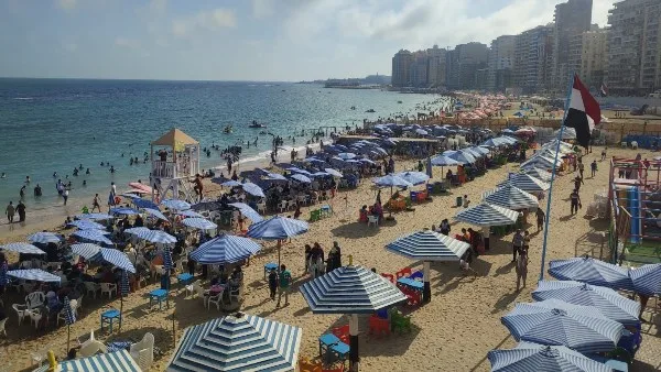 العيد سعادة: شاطئ سيدي بشر في الإسكندرية يمتلئ بالزوار العيد سعادة: شاطئ سيدي بشر في الإسكندرية يمتلئ بالزوار