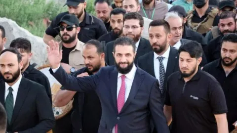 في مناقشة حول مساهمة المرأة في المجتمع.. الشرع يتحدث عن “حمامة” كشفت لأمه عن مسار حياته وكيف أن زوجته تمسكت بالبقاء معه رغم الظروف القاسية التي دامت لسنوات. في مناقشة حول مساهمة المرأة في المجتمع.. الشرع يتحدث عن “حمامة” كشفت لأمه عن مسار حياته وكيف أن زوجته تمسكت بالبقاء معه رغم الظروف القاسية التي دامت لسنوات.