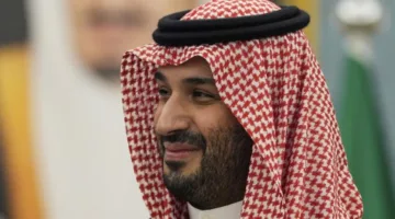 لماذا اختار الأمير بن سلمان إبراز “معاناة إخواننا” في فلسطين خلال هذا العيد؟ وما هو الرابط بين “العدوان” وقرار بن فرحان “منع زيارة رام الله”؟ كيف استقبل السعوديون خطابه؟ وهل انتهى “التطبيع”؟ وماذا عن علاقة الرياض بـ”حماس المسلحة”؟