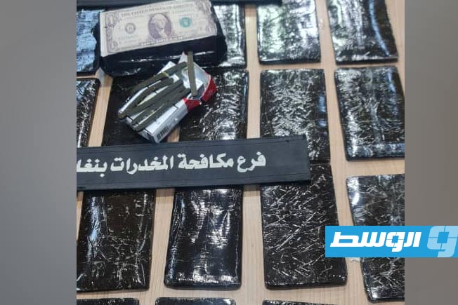 مضبوطات بحوزة المتهم بالإتجار في المواد المخدرة، الأحد 8 يونيو 2025 (جهاز مكافحة المخدرات والمؤثرات العقلية في بنغازي)