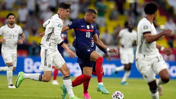 فرنسا تتوج بالبطولة بعد انتصارها على ألمانيا 2-0 في دوري الأمم الأوروبية فرنسا تتوج بالبطولة بعد انتصارها على ألمانيا 2-0 في دوري الأمم الأوروبية