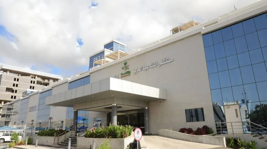 مستشفى الملك عبدالعزيز في مكة يقوم بإزالة حصوات من مواطن بنغلاديشي. مستشفى الملك عبدالعزيز في مكة يقوم بإزالة حصوات من مواطن بنغلاديشي.