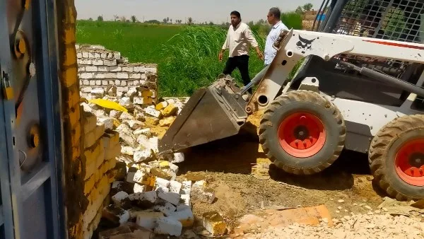 إزالة تعديات على الأراضي الزراعية في أرمنت وكميات قمامة تصل إلى 30 طناً تم التخلص منها إزالة تعديات على الأراضي الزراعية في أرمنت وكميات قمامة تصل إلى 30 طناً تم التخلص منها