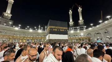 الحجاج السريعين يختتمون حجهم بطواف الوداع والسعودية تعلن عن نجاح الموسم الحجي.