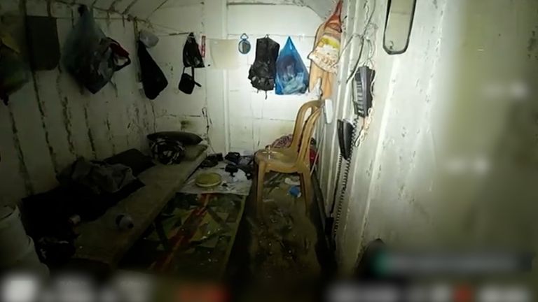 صورة لمتعلقات محمد السنوار نشرتها إسرائيل