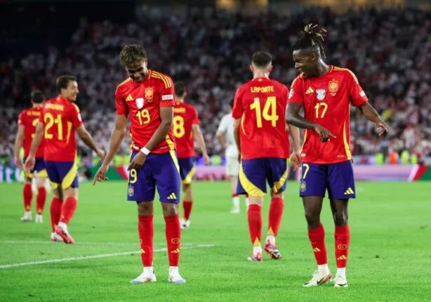 لامين يامال يتصدر الهجوم.. تشكيل المنتخب الإسباني لمواجهة البرتغال في نهائي دوري الأمم الأوروبية لامين يامال يتصدر الهجوم.. تشكيل المنتخب الإسباني لمواجهة البرتغال في نهائي دوري الأمم الأوروبية