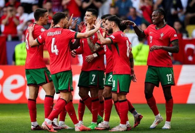 كريستيانو رونالدو يقود المنتخب البرتغالي أمام إسبانيا في نهائي دوري الأمم الأوروبية كريستيانو رونالدو يقود المنتخب البرتغالي أمام إسبانيا في نهائي دوري الأمم الأوروبية