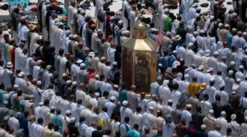الحجاج السريعون يجرون طواف الوداع بسهولة وهدوء