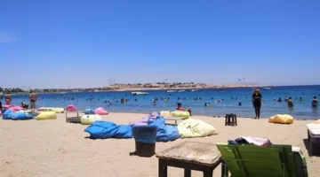 تزايد ملحوظ في إقبال المواطنين على شواطئ البحر الأحمر احتفالاً بالعيد (فيديو)