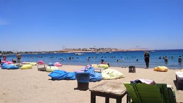 تزايد ملحوظ في إقبال المواطنين على شواطئ البحر الأحمر احتفالاً بالعيد (فيديو) تزايد ملحوظ في إقبال المواطنين على شواطئ البحر الأحمر احتفالاً بالعيد (فيديو)
