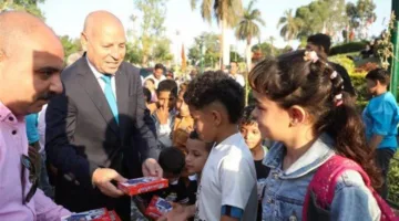 محافظ القاهرة يحتفل بعيد الأضحى مع المواطنين في الحديقة الدولية ويقدم الورود والحلويات والألعاب للأطفال.