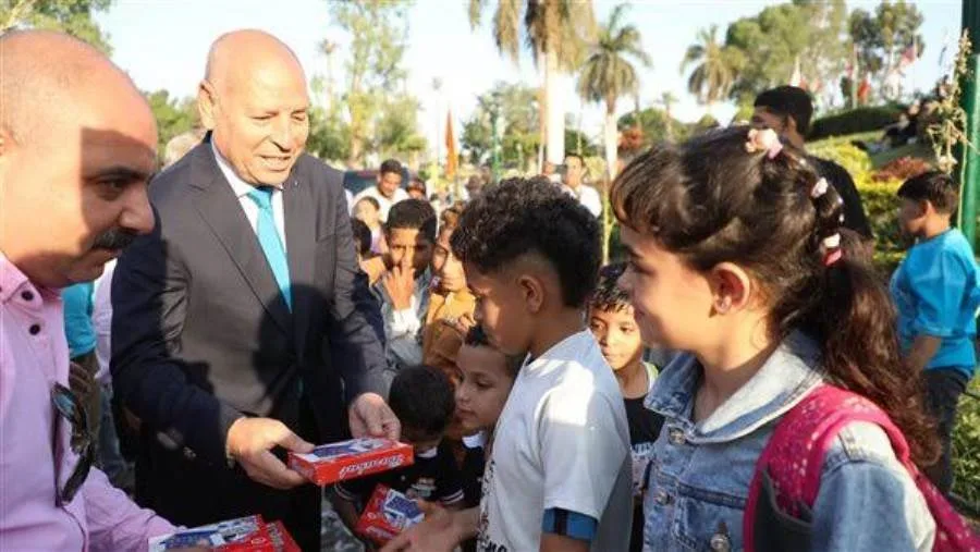 محافظ القاهرة يحتفل بعيد الأضحى مع المواطنين في الحديقة الدولية ويقدم الورود والحلويات والألعاب للأطفال. محافظ القاهرة يحتفل بعيد الأضحى مع المواطنين في الحديقة الدولية ويقدم الورود والحلويات والألعاب للأطفال.
