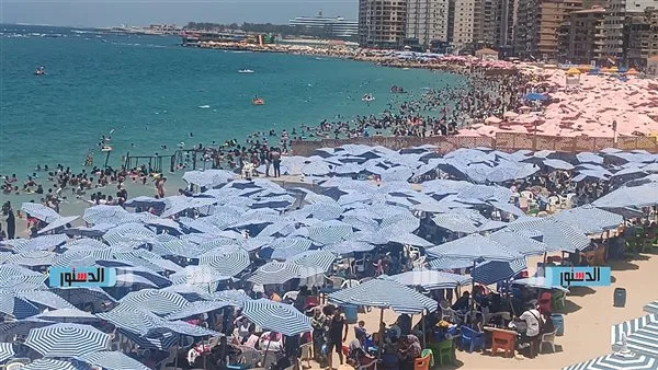 ازدحام المواطنين على شواطئ غرب الإسكندرية في اليوم الثالث لعيد الأضحى ازدحام المواطنين على شواطئ غرب الإسكندرية في اليوم الثالث لعيد الأضحى