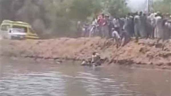 فرق الإنقاذ النهري ت intensify efforts to recover the body of a drowned young man in Qena. فرق الإنقاذ النهري ت intensify efforts to recover the body of a drowned young man in Qena.