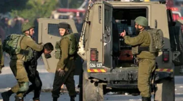 الجيش الإسرائيلي يعتقل ثلاثة فلسطينيين ويشن مداهمات في طولكرم.