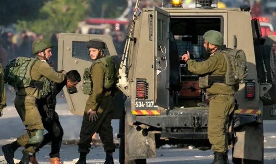 الجيش الإسرائيلي يعتقل ثلاثة فلسطينيين ويشن مداهمات في طولكرم. الجيش الإسرائيلي يعتقل ثلاثة فلسطينيين ويشن مداهمات في طولكرم.