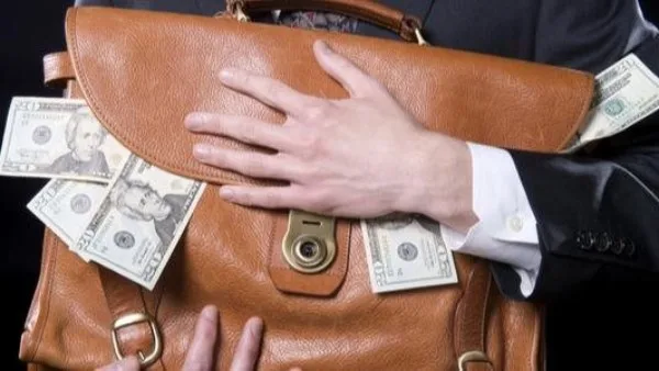 احذر: جريمة الاختلاس قد تؤدي إلى السجن المؤبد وفقًا للقانون. احذر: جريمة الاختلاس قد تؤدي إلى السجن المؤبد وفقًا للقانون.
