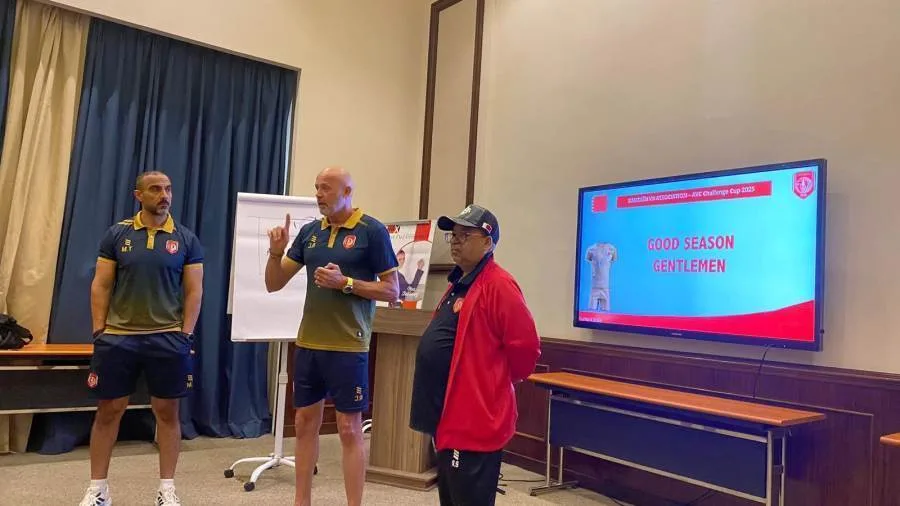 جوزراند يجري اجتماعًا فنيًا مع منتخب البحرين للكرة الطائرة أثناء معسكره في مصر جوزراند يجري اجتماعًا فنيًا مع منتخب البحرين للكرة الطائرة أثناء معسكره في مصر