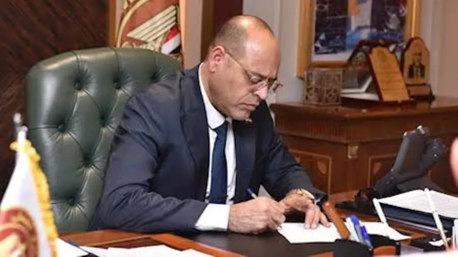وزير العمل يعلن منح 200 ألف جنيه لأسرة سائق سيارة الوقود المتوفى. وزير العمل يعلن منح 200 ألف جنيه لأسرة سائق سيارة الوقود المتوفى.