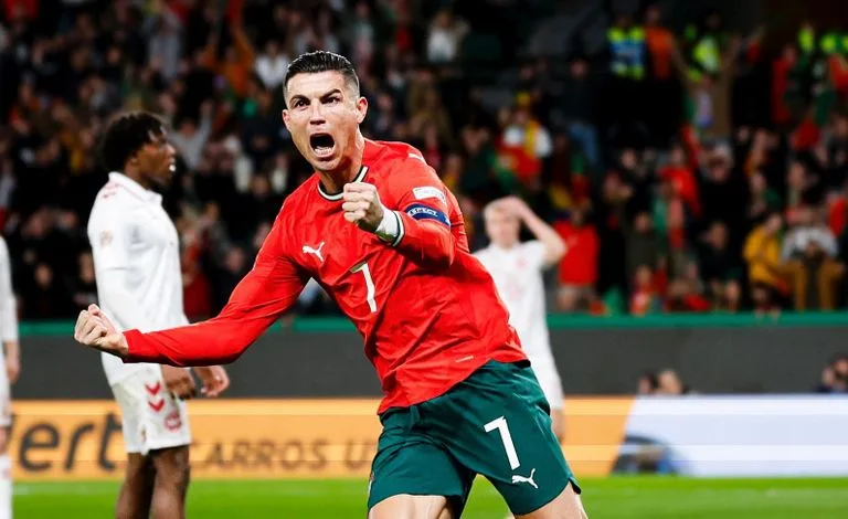 سحر ميسي يدفع 14 لاعبًا للخروج عن ولائهم لكريستيانو رونالدو سحر ميسي يدفع 14 لاعبًا للخروج عن ولائهم لكريستيانو رونالدو