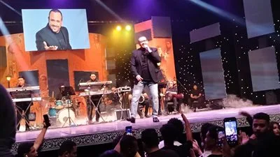 مشاركة خالد جلال وخالد عبدالجليل في حفلة هشام عباس المكتظة على مسرح البالون