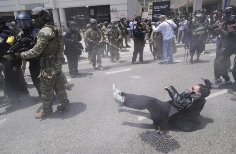 ترامب يطلب من وزيري الأمن الداخلي والدفاع اتخاذ خطوات لـ “تحرير لوس أنجلوس من تدفق المهاجرين” ترامب يطلب من وزيري الأمن الداخلي والدفاع اتخاذ خطوات لـ “تحرير لوس أنجلوس من تدفق المهاجرين”