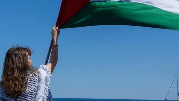 الجيش الإسرائيلي يستهدف سفينة الحرية قبالة سواحل غزة الجيش الإسرائيلي يستهدف سفينة الحرية قبالة سواحل غزة