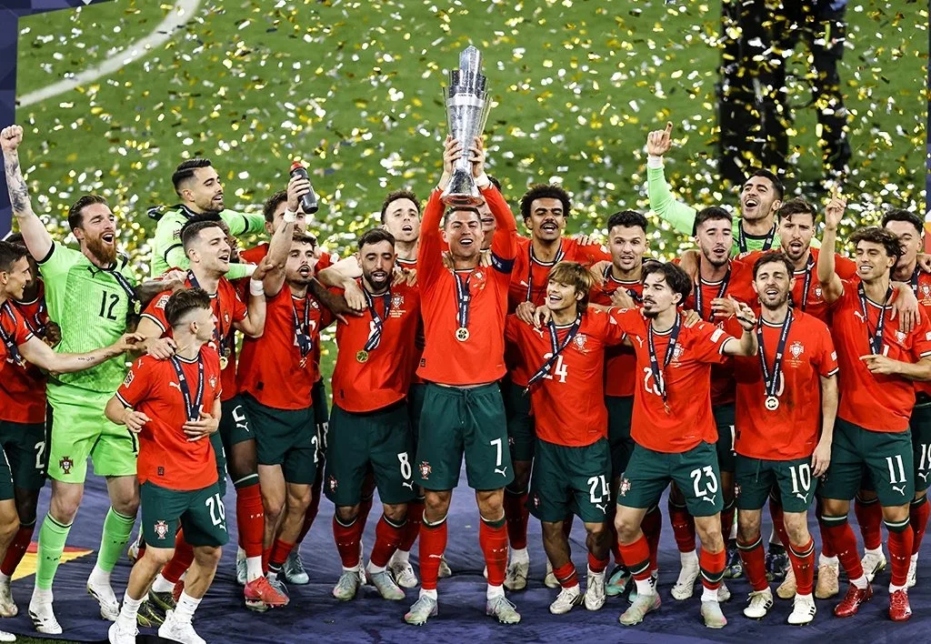 لحظة فوز البرتغال.. رونالدو يرفع كأس دوري الأمم الأوروبية لحظة فوز البرتغال.. رونالدو يرفع كأس دوري الأمم الأوروبية