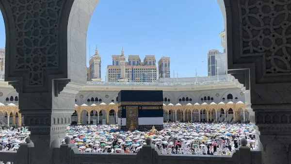 الحجاج الساعون لاختتام شعائرهم بأداء طواف الوداع الحجاج الساعون لاختتام شعائرهم بأداء طواف الوداع