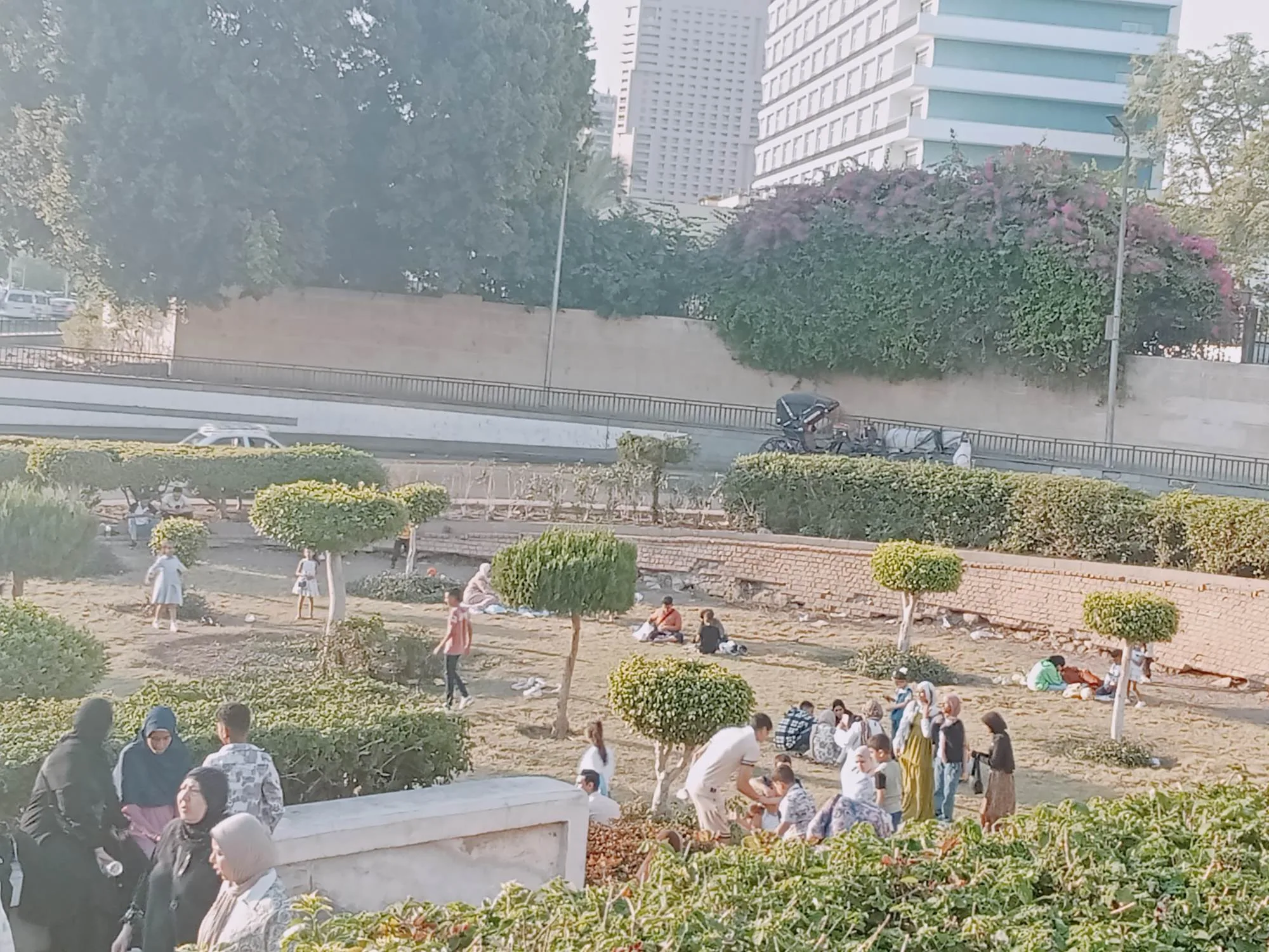 احتشاد المصريين في شوارع القاهرة للاحتفال وسط إجراءات أمنية مشددة وخدمات متميزة احتشاد المصريين في شوارع القاهرة للاحتفال وسط إجراءات أمنية مشددة وخدمات متميزة