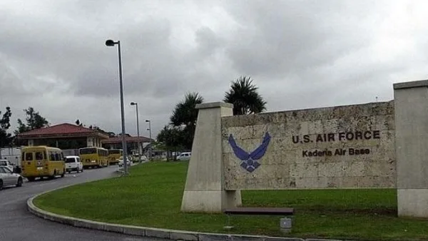 انفجار في قاعدة كادينا الجوية الأمريكية في اليابان انفجار في قاعدة كادينا الجوية الأمريكية في اليابان