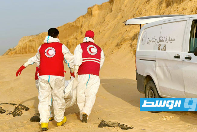 انتشال جثة على ساحل تاجوراء، 8 يونيو 2025. (الهلال الأحمر فرع طرابلس)