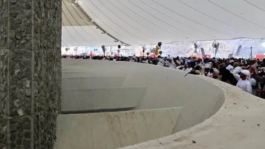 حجاج بيت الله ينتهون من رمي الجمرات في اليوم الثالث من أيام التشريق. حجاج بيت الله ينتهون من رمي الجمرات في اليوم الثالث من أيام التشريق.