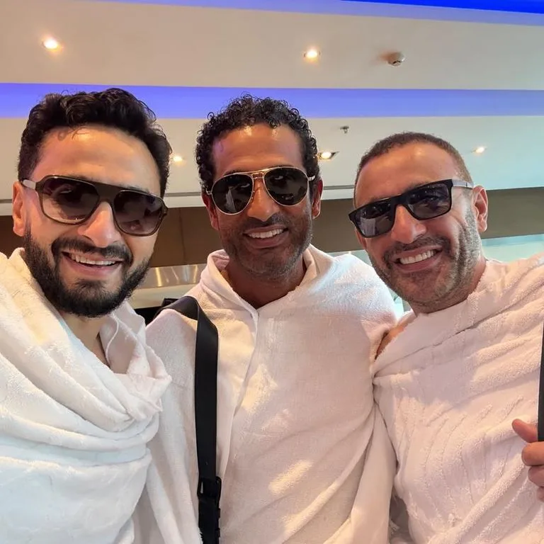على قمة جبل الرحمة.. حمادة هلال يُسجل تجربة الحج مع السقا وعمرو سعد (صور) على قمة جبل الرحمة.. حمادة هلال يُسجل تجربة الحج مع السقا وعمرو سعد (صور)