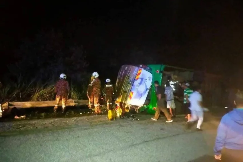 مصرع 15 طالبًا في حادث مروري في ماليزيا مصرع 15 طالبًا في حادث مروري في ماليزيا