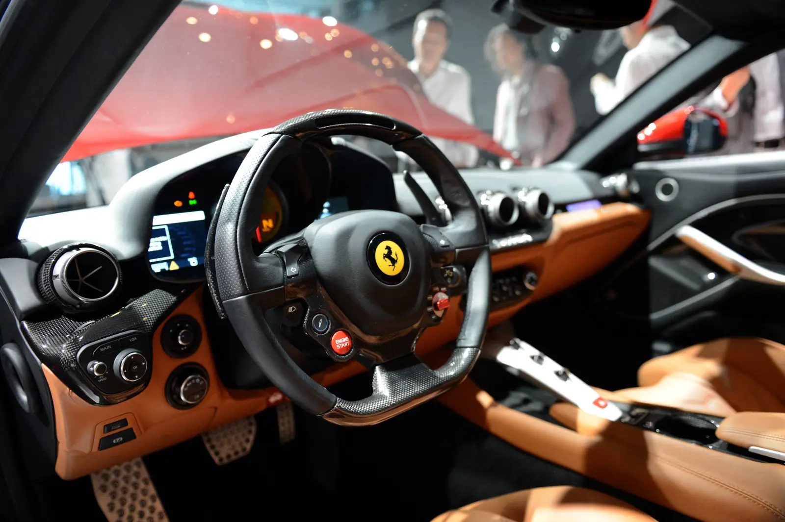 سيارة فيراري من طراز F12 من الداخل.