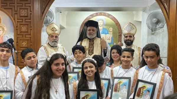 الأنبا توماس يقود قداس عيد الخمسين واحتفال المناولة في أوسيم الأنبا توماس يقود قداس عيد الخمسين واحتفال المناولة في أوسيم