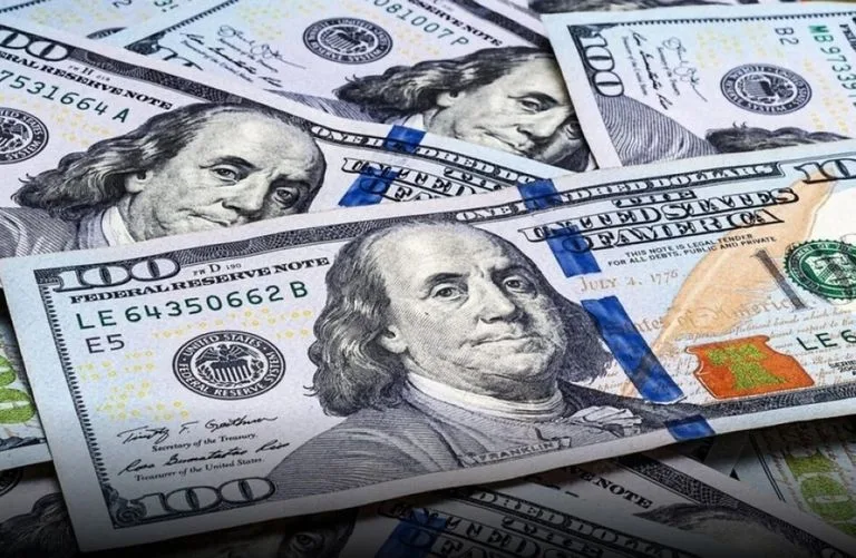 الدولار يتراجع في انتظار محادثات التجارة بين الولايات المتحدة والصين الدولار يتراجع في انتظار محادثات التجارة بين الولايات المتحدة والصين