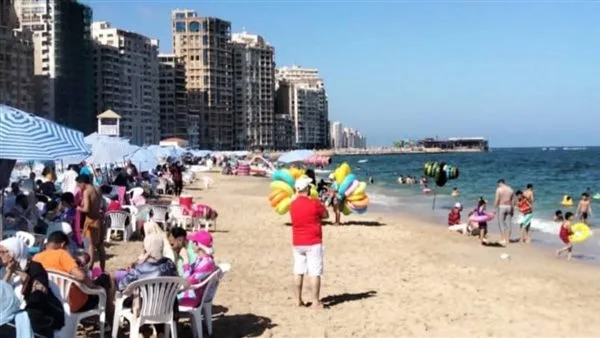 حرارة مرتفعة في الإسكندرية وتزايد الإقبال على الشواطئ في اليوم الرابع من عيد الأضحى حرارة مرتفعة في الإسكندرية وتزايد الإقبال على الشواطئ في اليوم الرابع من عيد الأضحى
