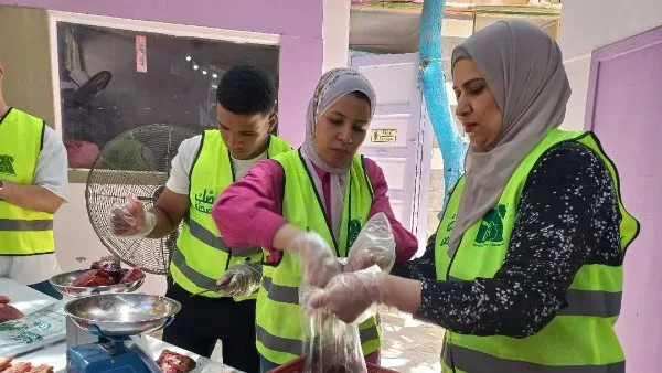محافظ أسيوط: توزيع لحوم من 230 رأس ماشية على الأسر المحتاجة للدعم محافظ أسيوط: توزيع لحوم من 230 رأس ماشية على الأسر المحتاجة للدعم