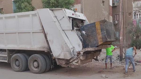 إزالة 250 طن من النفايات في حي المحمودية خلال حملة تنظيف شاملة بأسوان إزالة 250 طن من النفايات في حي المحمودية خلال حملة تنظيف شاملة بأسوان